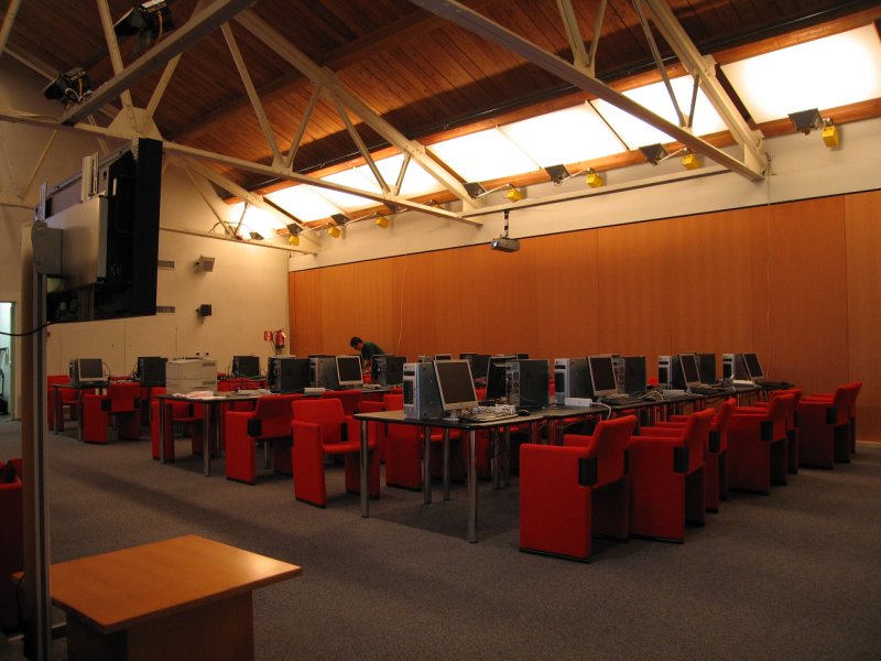 051_internet cafe3.jpg